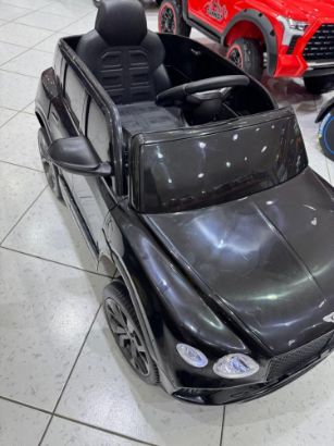 صورة جيب بنتلي أسود مع أضاءات